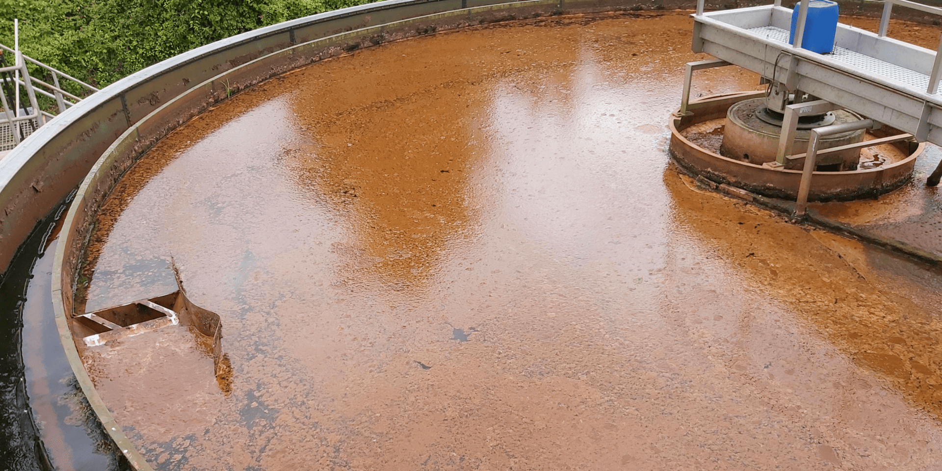 Industrial wastewater treatment tank with sensors Trådlösa sensorer & IoT-plattform för VA | Sensor-Online